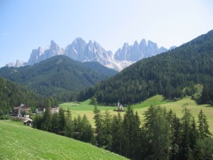 panorama della val di Funes con le Odle